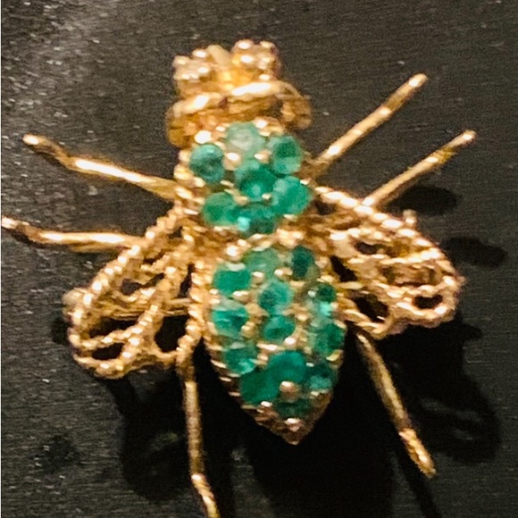 14k solid gold emerald and Diamond bee pendant